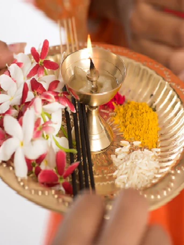 Vastu Tips : पूजा सामग्री से सुधारे बिगड़ी किस्मत, नहीं होगी धन की कमी
