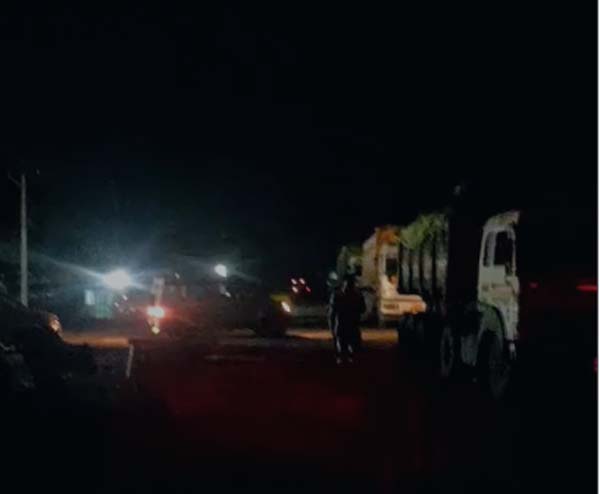 BIG ACCIDENT : भीषण सड़क हादसा, परिजनों और ग्रामीणों ने मुख्य मार्ग किया जाम, डभरा थाना का मामला